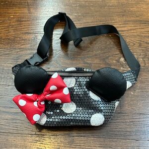 😍 Loungefly Disney Minnie sequin fanny pack